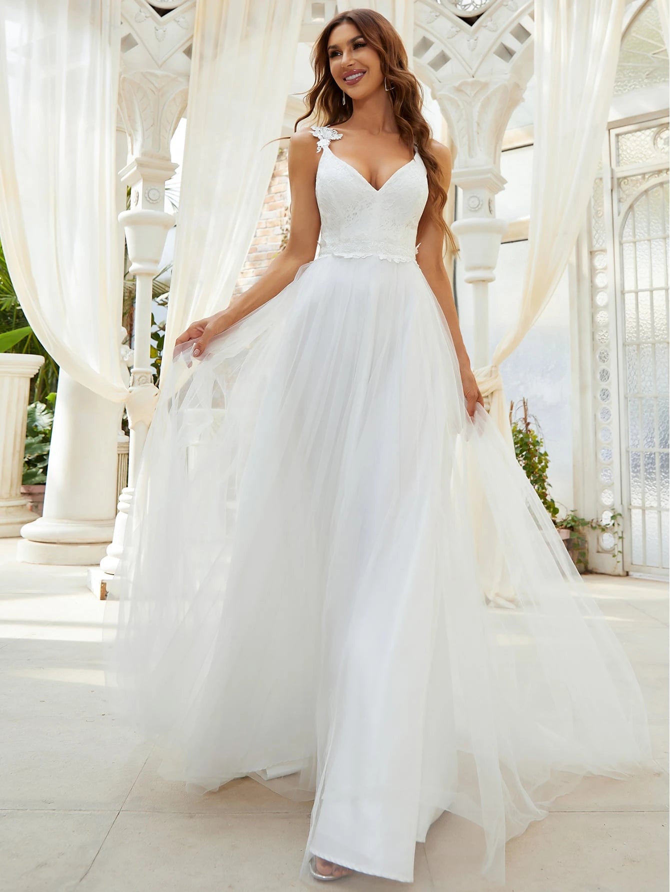 EVERPRETTY Elegant Lace Contrast Color Mesh Sleeveless Wedding Dress, Graceful White Bridal Gown, Suitable