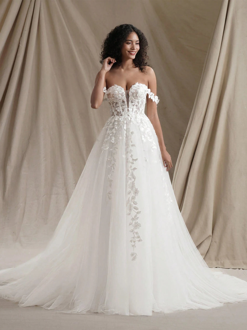 Romantic Sweetheart Sleeveless Wedding Dress With Floral Applique Details, Extremely Long, For Valentine's