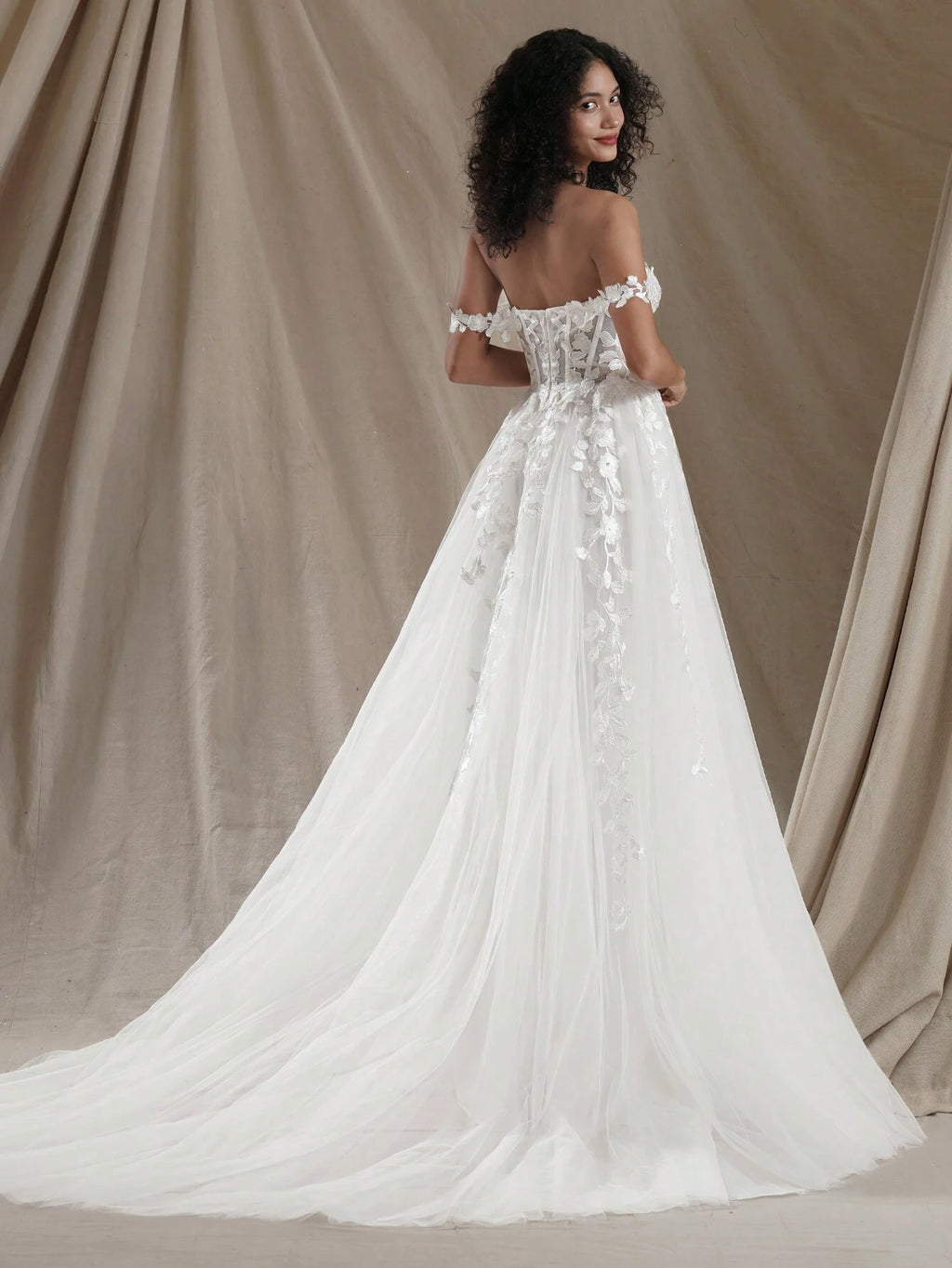 Romantic Sweetheart Sleeveless Wedding Dress With Floral Applique Details, Extremely Long, For Valentine's - image 2