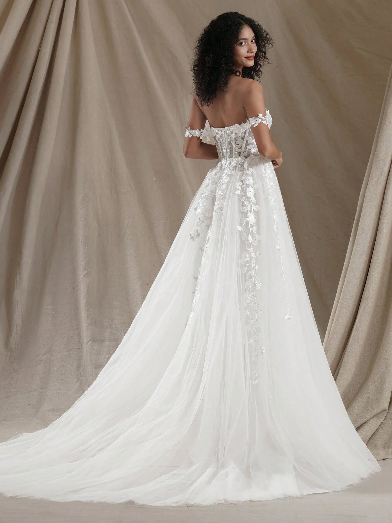Romantic Sweetheart Sleeveless Wedding Dress With Floral Applique Details, Extremely Long, For Valentine's - image 2