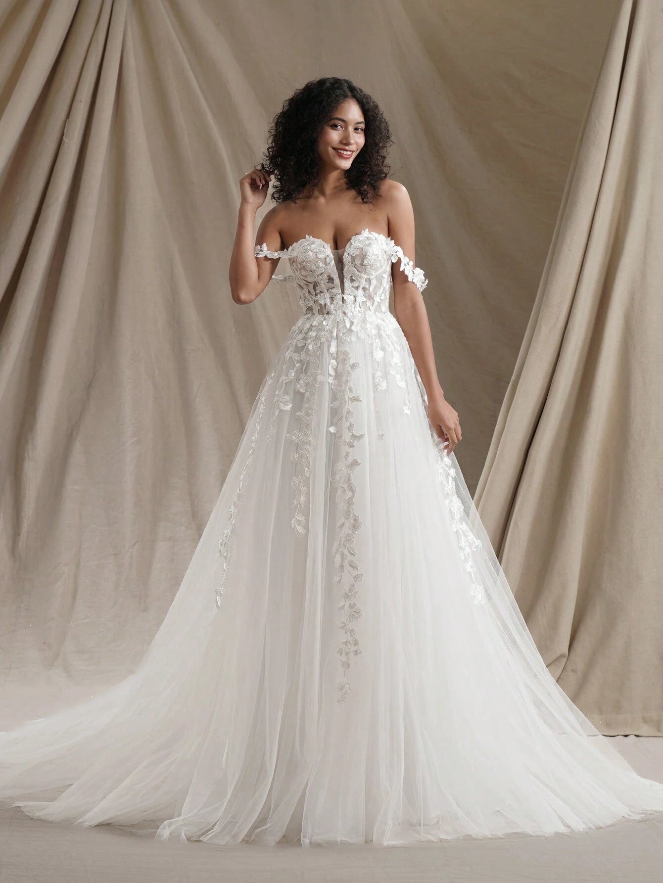 Romantic Sweetheart Sleeveless Wedding Dress With Floral Applique Details, Extremely Long, For Valentine's - image 3