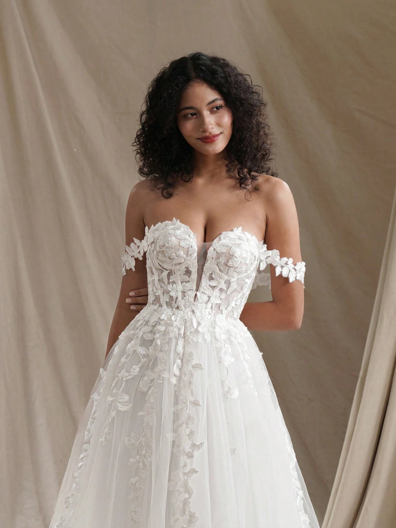 Romantic Sweetheart Sleeveless Wedding Dress With Floral Applique Details, Extremely Long, For Valentine's - image 4